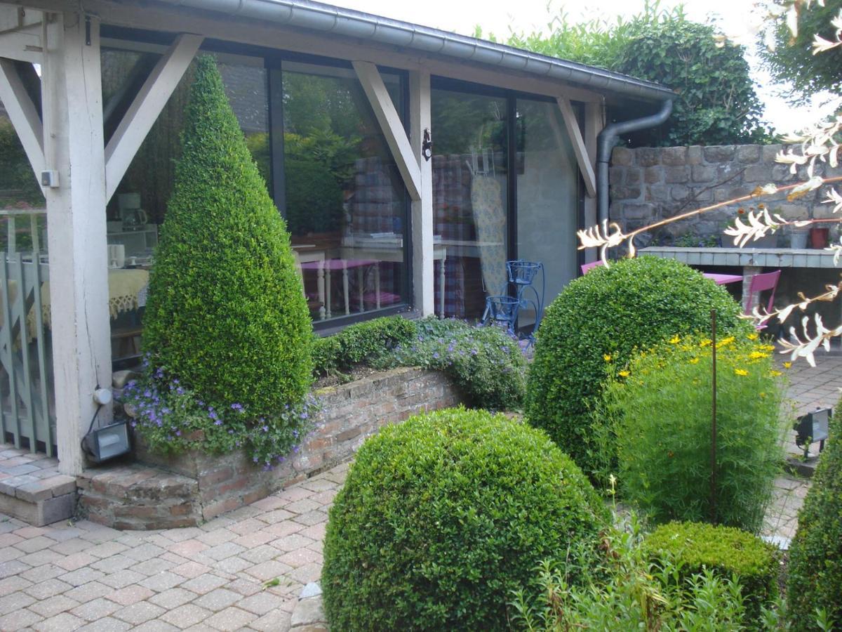 Au P'Tit Jardin Hotel Saint-Sylvestre-de-Cormeilles Exterior photo